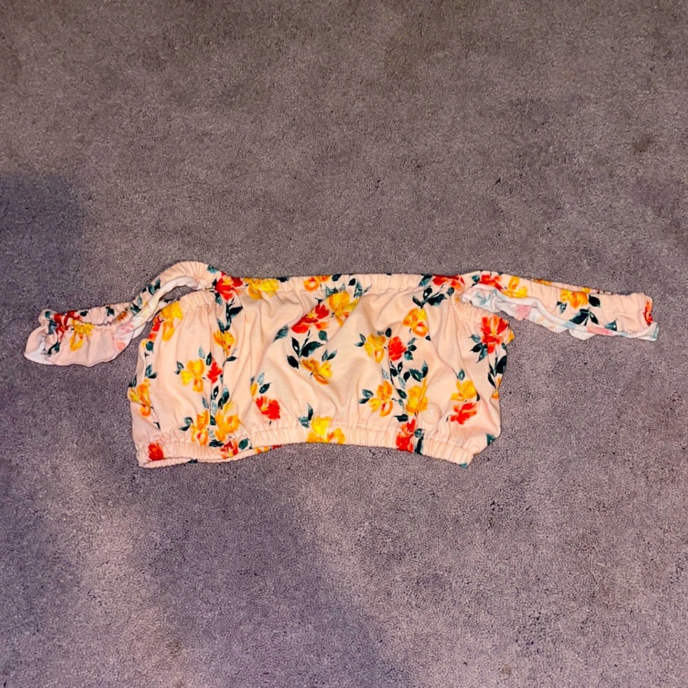 This beautiful crop top is from pacsun, never worn, and a size small!